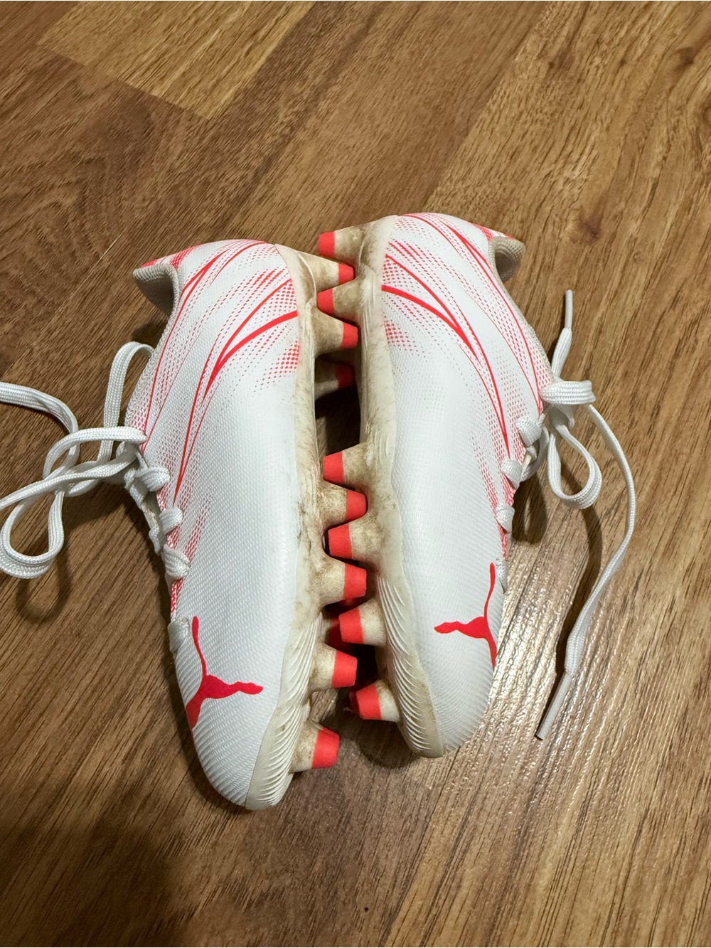 Puma cleats in Bright Pink and white - Picture 6 of 11